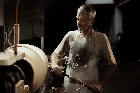 Andreas Senoner beim Drechseln einer Holzschale - Andreas Senoner Andreas Senoner beim Drechseln einer Holzschale - Andreas Senoner